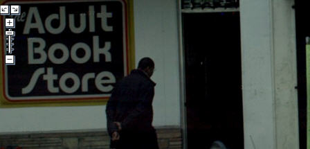 Google Maps Street ViewUn tipo entrando a una tieda de libros para adultos.