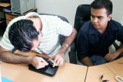El ruco intentando todavía abrir el iPhone y yo haciendo la parte del software. =)